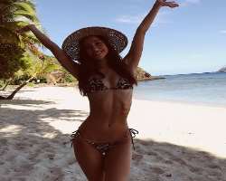 She showed off her attractive curves and steamy looks on her Instagram account.